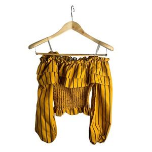 The perfect spring top. Size small, vintage off the shoulder day blouse 👚